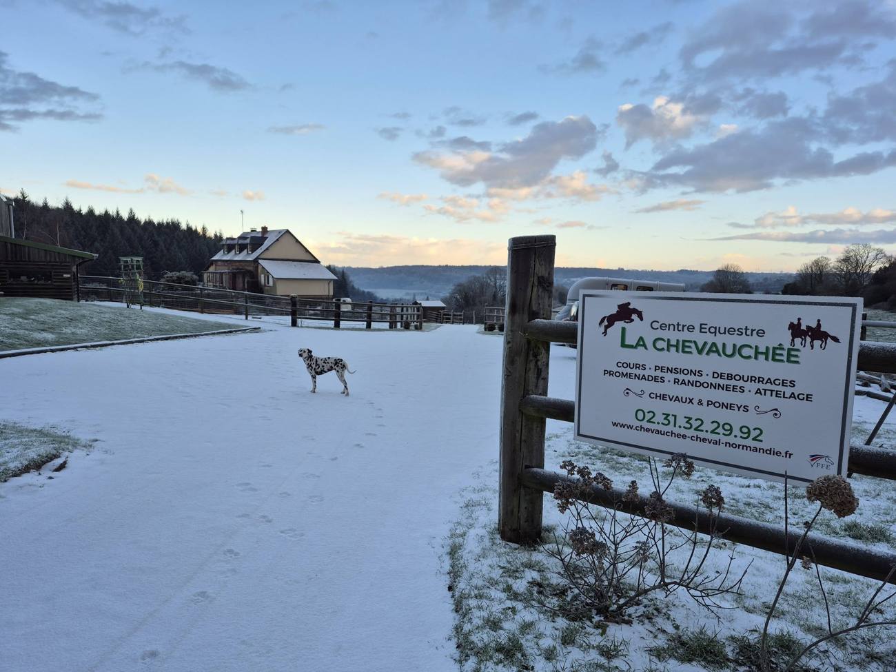 Entrée du centre équestre La Chevauchée sous la neige